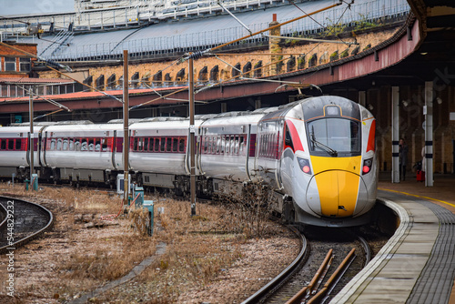 ヨーク駅に停車中のロンドン・ノース・イースタン・レイルの鉄道車両