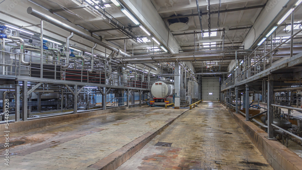 Obraz premium Tanker with raw milk in a storage room.