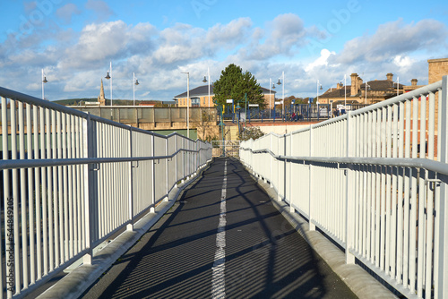 Fototapet Narrow pedestrian footbridge in Mansfield, Nottinghamshire, UK