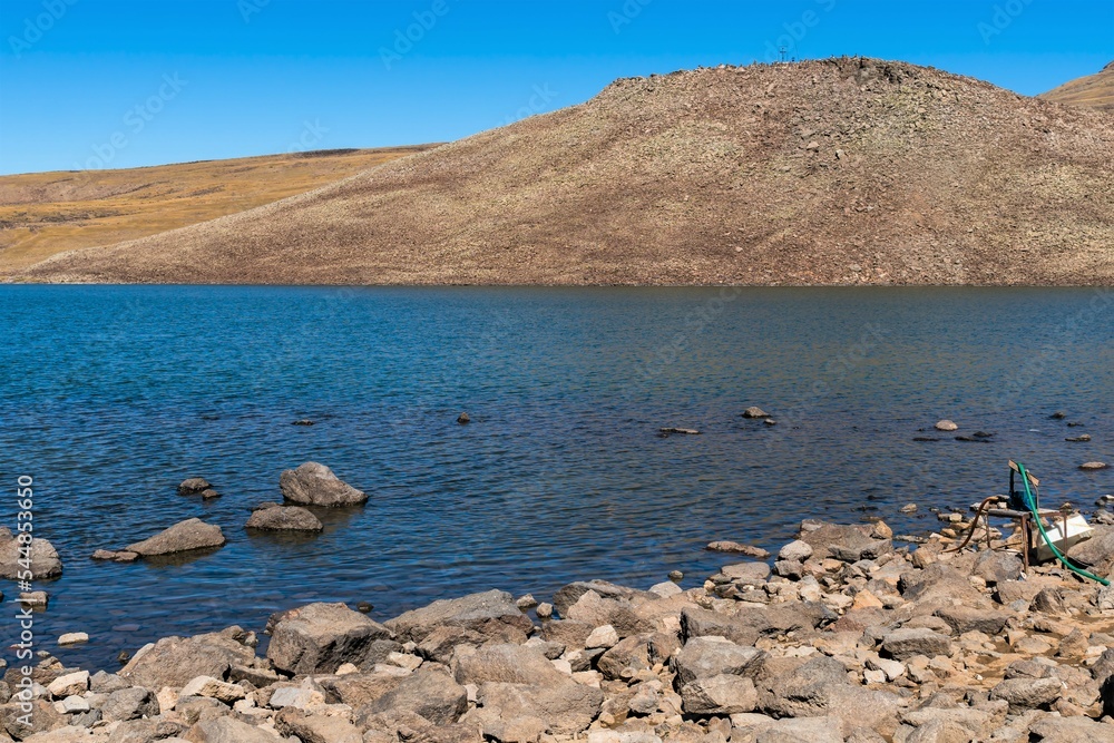 Obraz premium Rocky shore and view of a small lake in the mountains of Armenia.