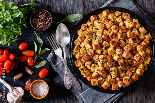 Fotografie, Obraz turkey pot pie with stuffing crust in baking dish