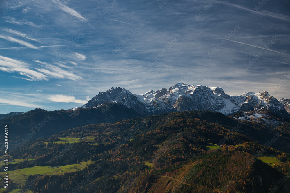 der Hochkönig mit frischen Schnee im Herbst mit Hagengebirge im Vordergrund unter blau Himmel mit wolken