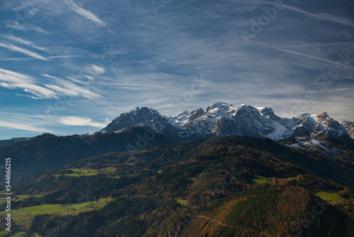 der Hochkönig mit frischen Schnee im Herbst mit Hagengebirge im Vordergrund unter blau Himmel mit wolken © speedster62
