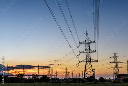 Energia elettrica, linee alta tensione al tramonto