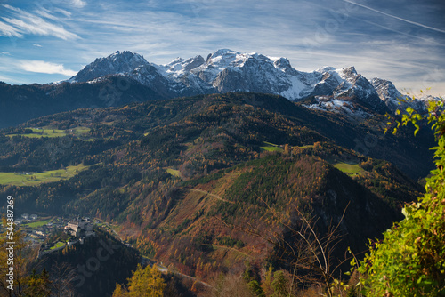 der Hochkönig Pongau Salzburg österreich mit frischen Schnee im Herbst mit Hagengebirge und burg Hohenwerfen im Vordergrund unter blau Himmel mit wolken