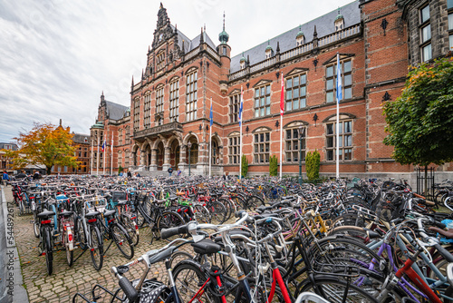 Fahrräder vor der Universität