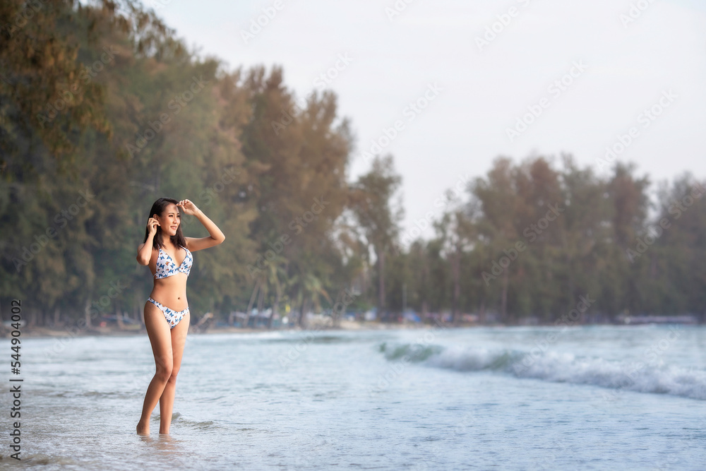Naklejka premium sexy women on the beach