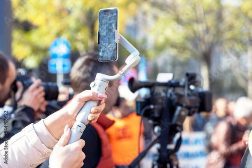 Canvastavla Mobile journalist filming media event with a smartphone
