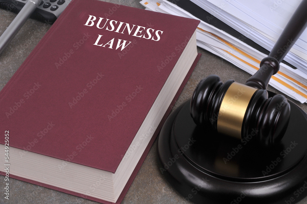 Livre du droit des affaires avec un marteau de juge Livre du droit des affaires avec un marteau de juge