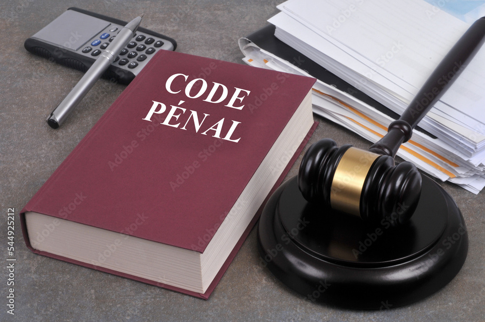 Livre du code pénal avec un marteau de juge Livre du code pénal avec un marteau de juge