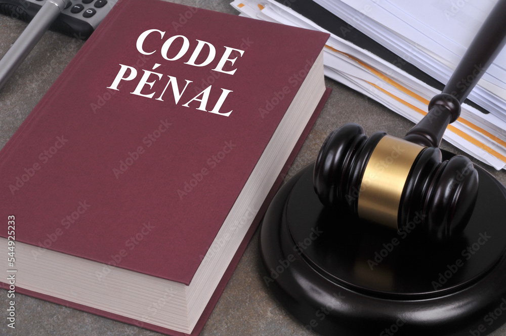 Livre du code pénal avec un marteau de juge Livre du code pénal avec un marteau de juge