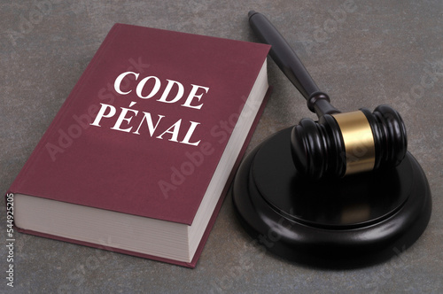 Livre du code pénal avec un marteau de juge