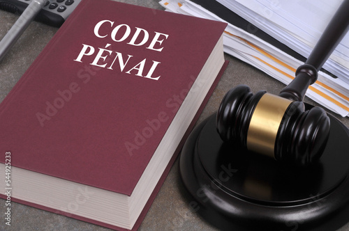 Tableau sur toile Livre du code pénal avec un marteau de juge