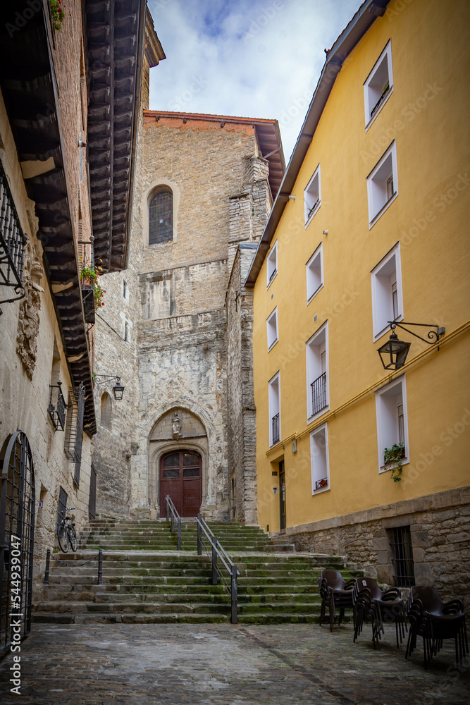 Típica calle de vivienda en el casco histórico de Vitoria-Gasteiz. España	