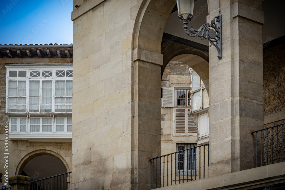 Típica calle de vivienda en el casco histórico de Vitoria-Gasteiz. España	