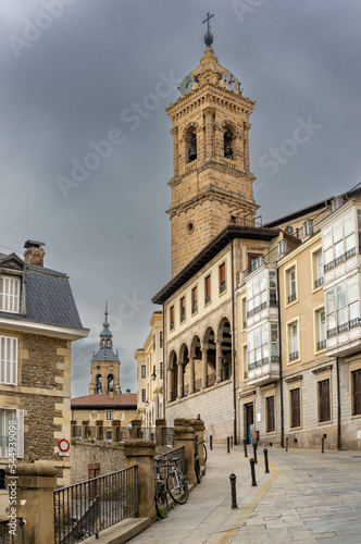 Típica calle de vivienda en el casco histórico de Vitoria-Gasteiz. España 