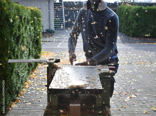 Planing wood with a filter mask 