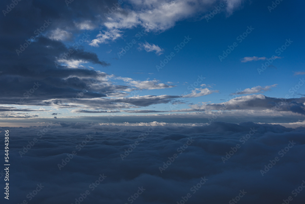 Hermoso atardecer sobre las nubes