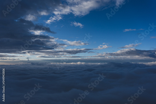 Hermoso atardecer sobre las nubes © Jair