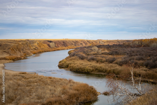 Fototapeta Naklejka Na Ścianę i Meble -  The Ishim River is a riverbed, an autumn landscape.