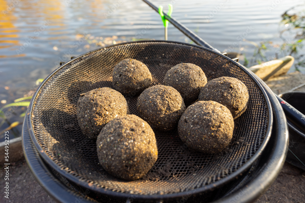 Foto de Groundbait balls ready for baiting fish. Fishing groundbait
