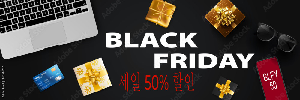 © emmanuel - 파란색 카드, 선물, 안경, 컴퓨터가 있는 검정색 배경에 빨간색으로 50% 할인된 흰색 블랙 프라이데이용 카드 또는 배너