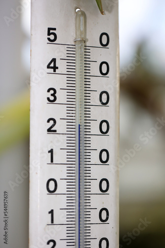 Ein Thermometer mit 23 °C. Bildbeispiel für den Klimawandel.