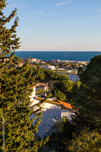 Paysage sur la ville avec la mer comme horizon depuis la Montée des Pierres Blanches à Sète