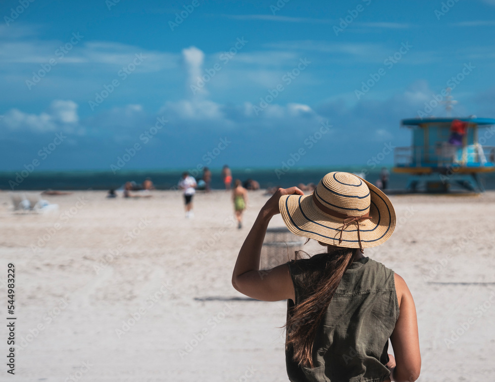 Fototapeta premium person on the beach hat tropical day in miami Florida 