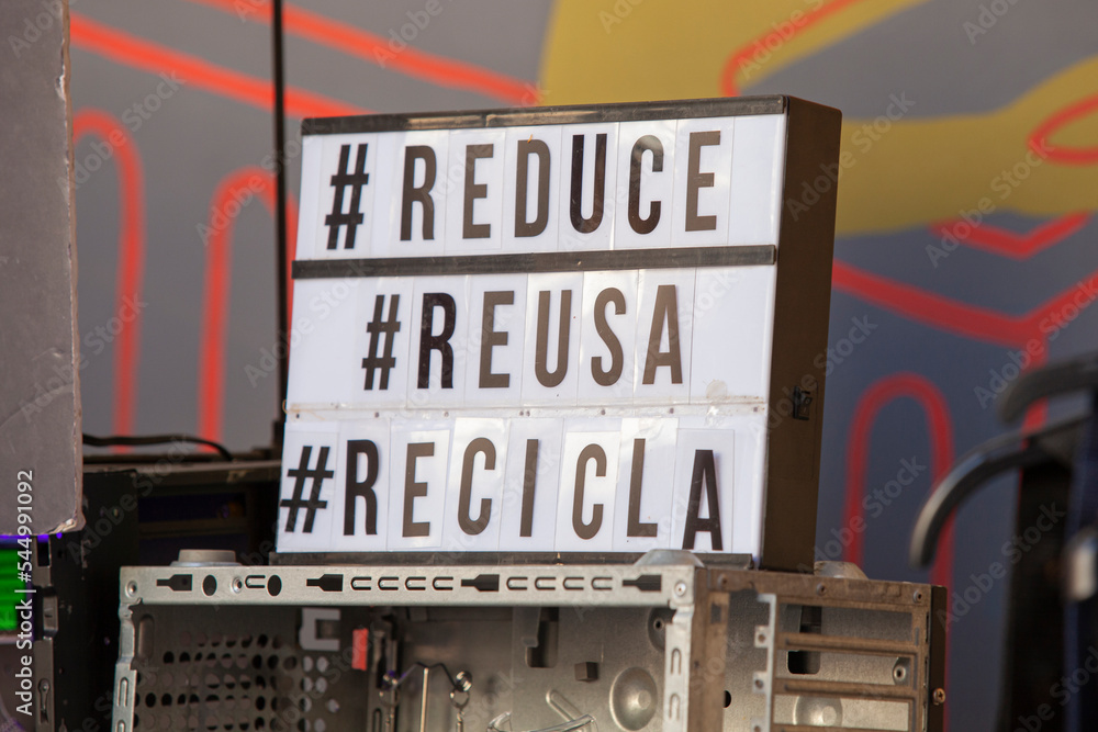 ornamental-cinema-style-sign-with-the-spanish-words-for-reduce