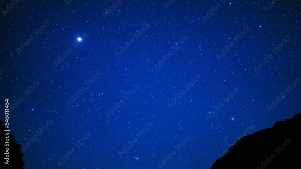 Naklejka premium 夏の終わりに見えた日本の天の川