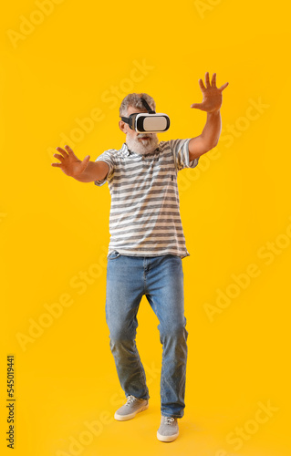 Senior man with VR glasses ...