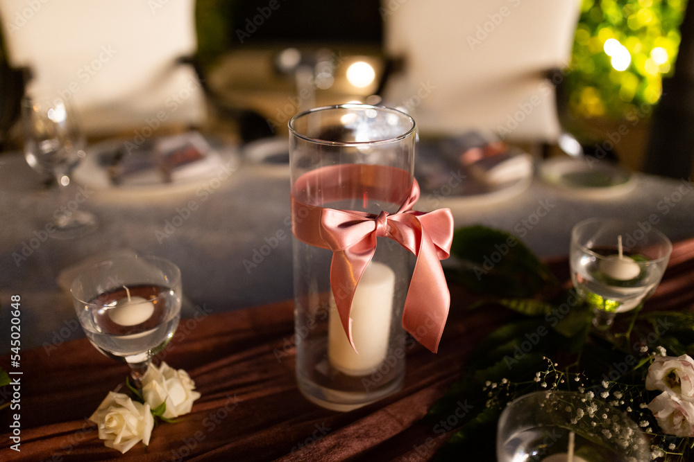 Ritrae illuminazione di giardino con candele lanterne e pendenti in legno e vetro con cuori e lanterne a sfera e vasi. crea un'atmosfera romantica e surreale. Ritrae illuminazione di giardino con candele lanterne e pendenti in legno e vetro con cuori e lanterne a sfera e vasi. crea un'atmosfera romantica e surreale.
