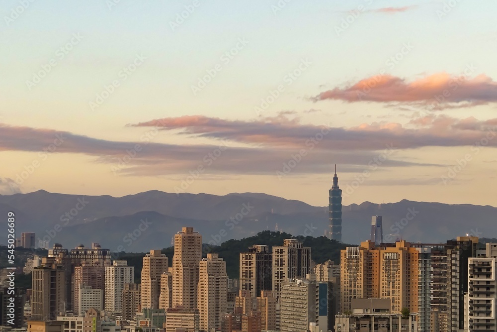 Fototapeta premium Sunset over Taipei city