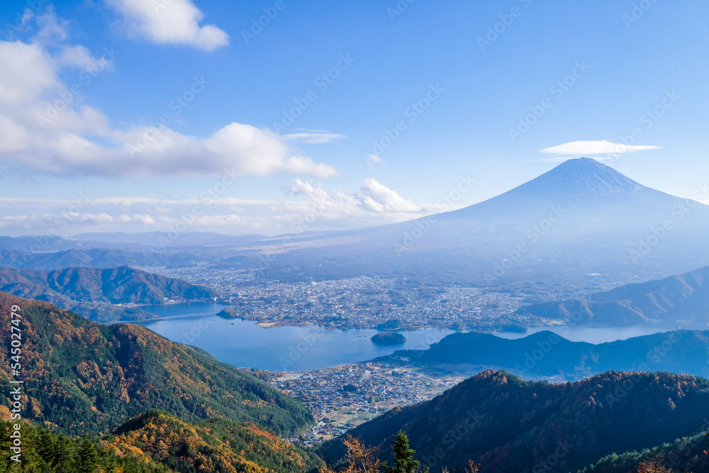ツインテラスからの山梨県の河口湖と富士山