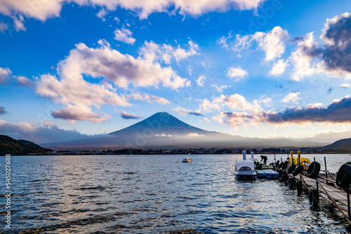 山梨県の河口湖畔からの富士山 © Kazu8
