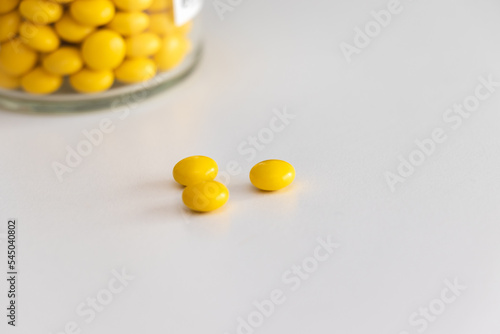 テーブルの上の黄色の錠剤