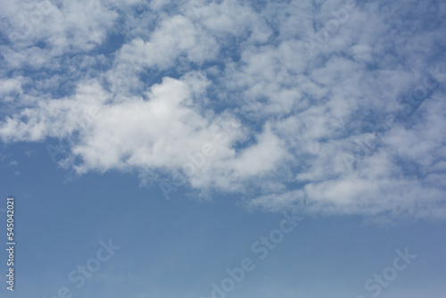 Fototapeta Naklejka Na Ścianę i Meble -  Blue skies and white clouds on a clear day