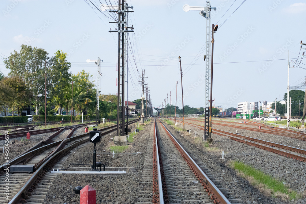Obraz premium railroad tracks in the countryside
