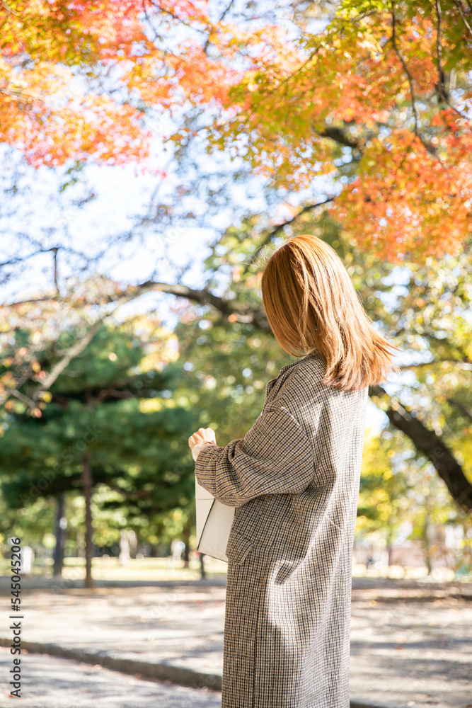 紅葉と女性　Autumn
