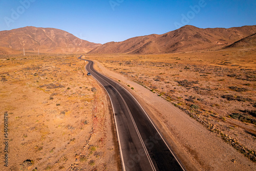 carretera de asfalto en medio del desierto de atacama rodeado de montañas y paisajes áridos