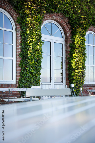 Fenster mit Rundbogen und Himmelsspiegelung