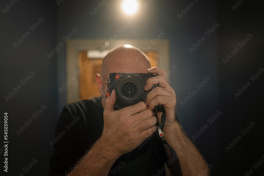 Εκτύπωση καμβά bold man with a leica camera in mirror
