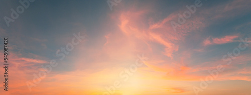 Fotografia beautiful sunrise with colorful clouds in sky