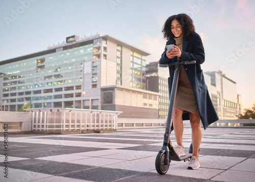 Tableau sur toile Black woman, electric scooter and smartphone in city, for communication and outdoor to connect