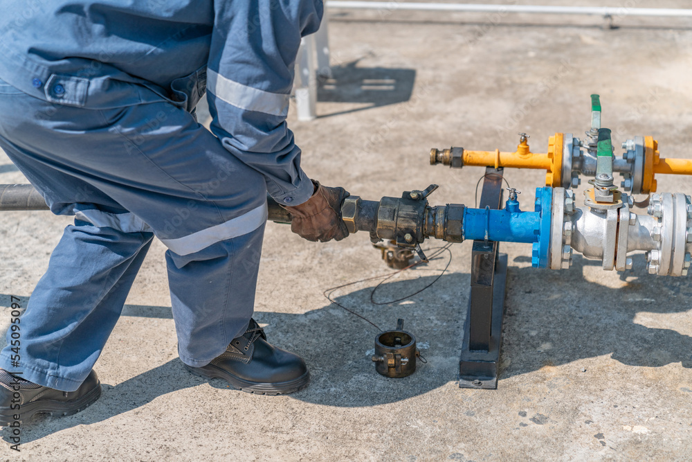 Operator connect pipe to load LPG liquid tank. Operator connect pipe to load LPG liquid tank.