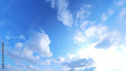 푸른 하늘을 유유히 흘러가는 구름