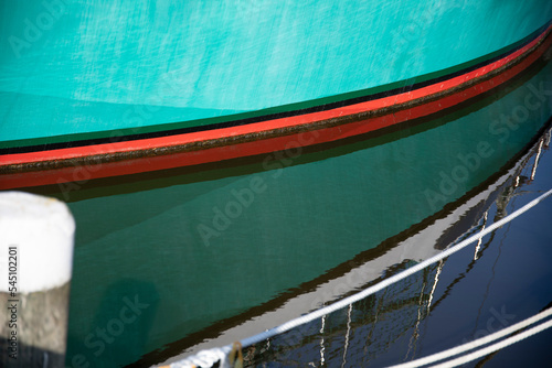 boot spiegelt sich im wasser