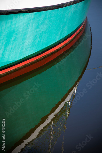 boot spiegelt sich im wasser