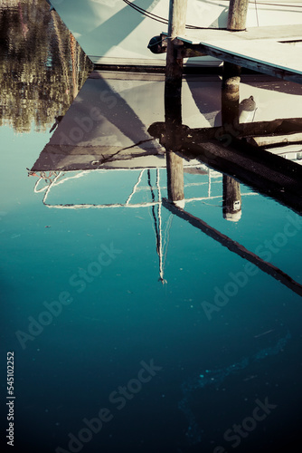 boot spiegelt sich im wasser